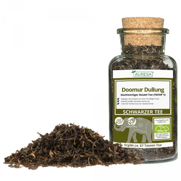 Loose black tea Doomur Dullung in a glass