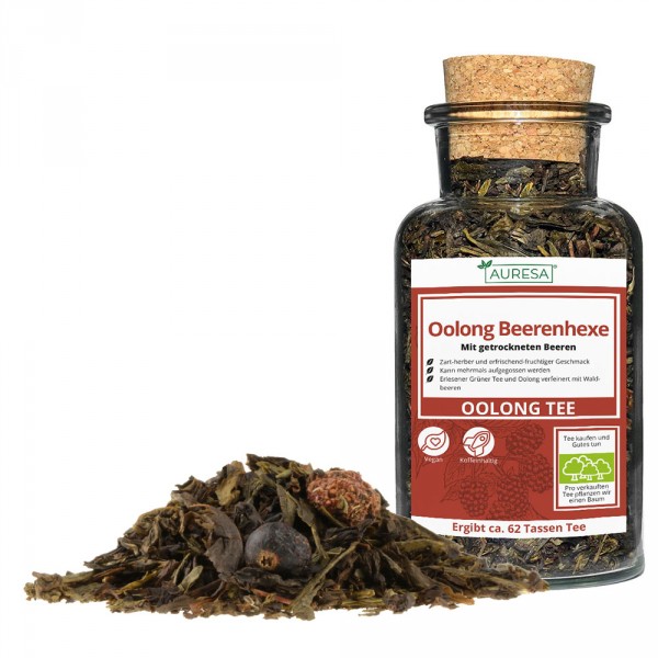 Loose flavored Oolong Beerenhexe in a glass