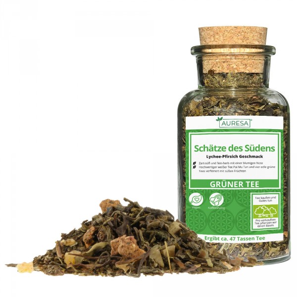 Loose green tea mix Schätze des Südens in a glass