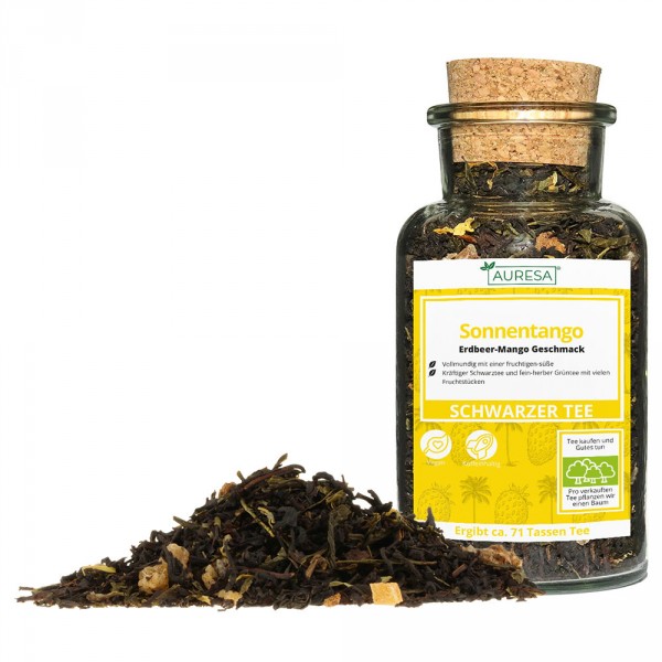 Loose green and black tea mix Sonnentango in a glass