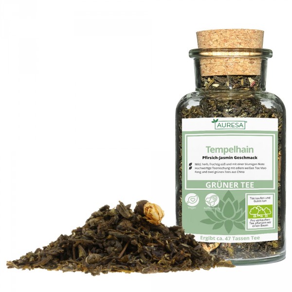 Flavored green tea blend Tempelhain in a glass
